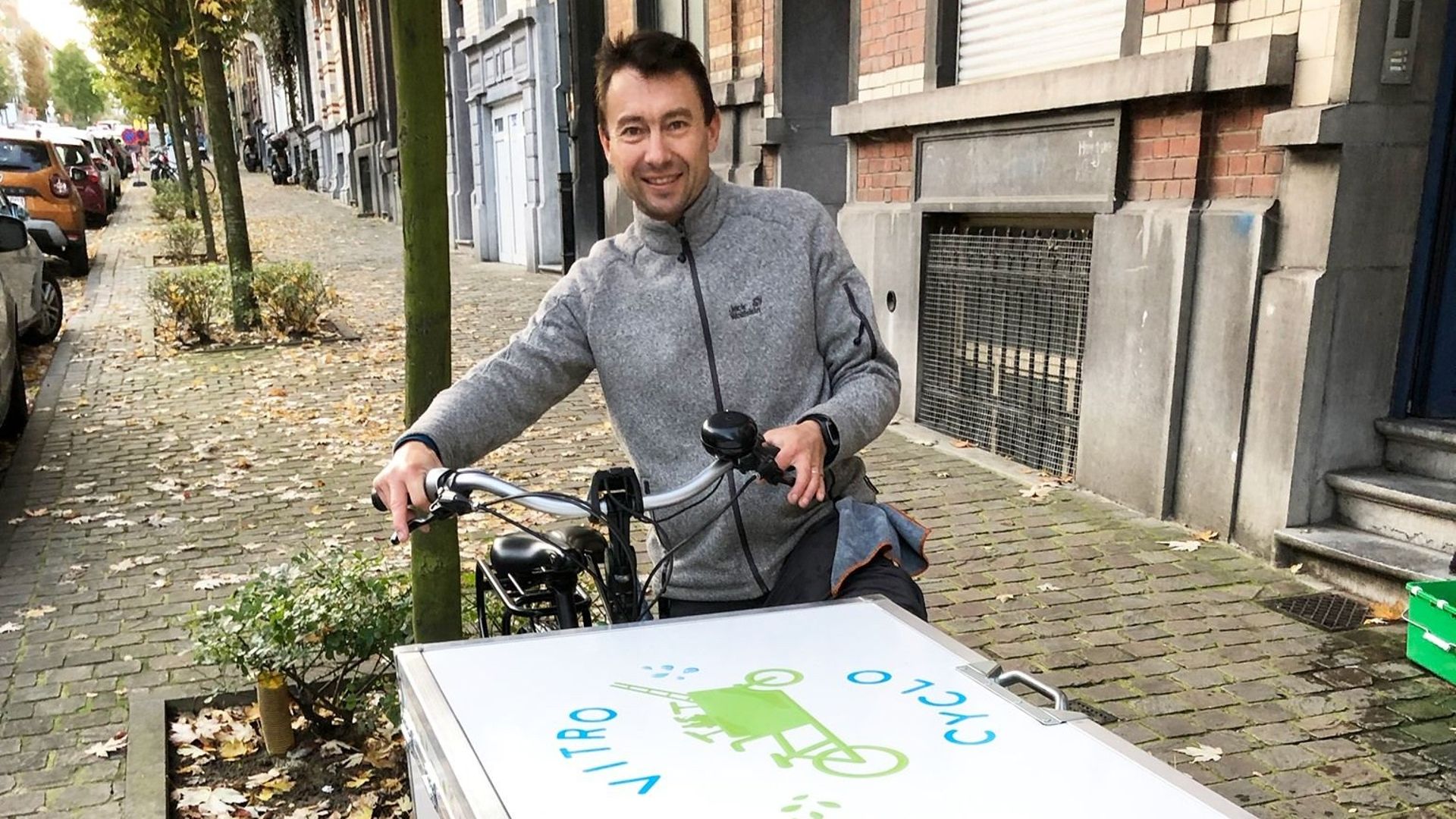 Michaël et son vélo cargo utilitaire.