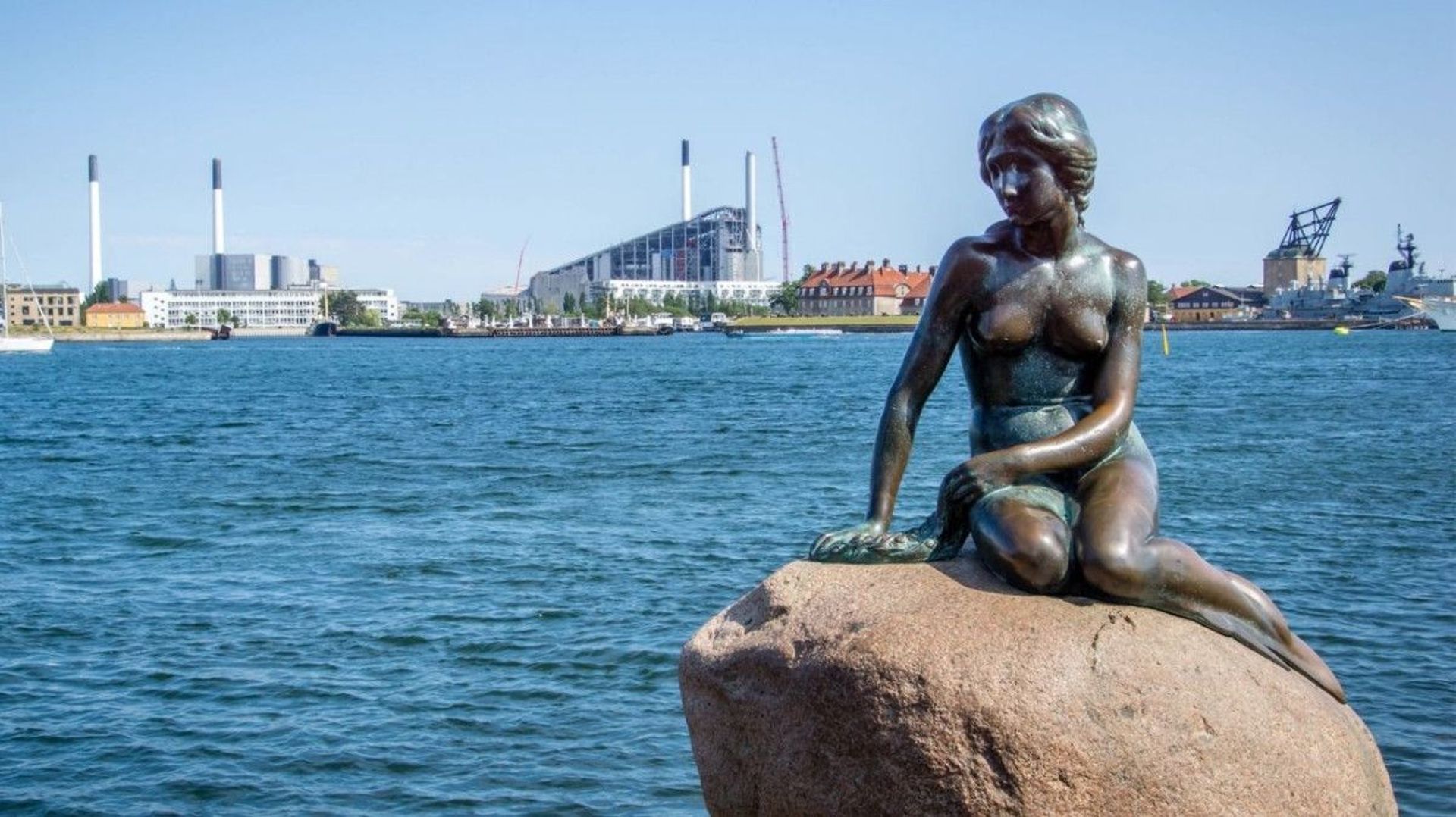 La Petite Sirène sur un rocher dans le port de Copenhague