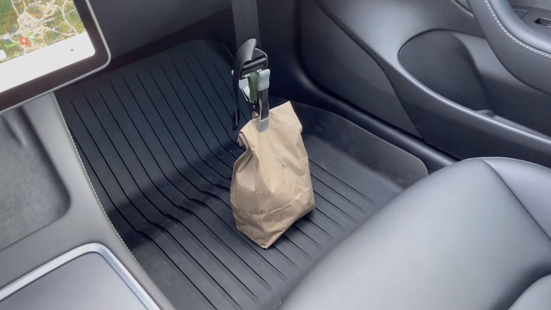 Cette ceinture de sécurité empêche le sac des courses de se renverser dans la voiture.