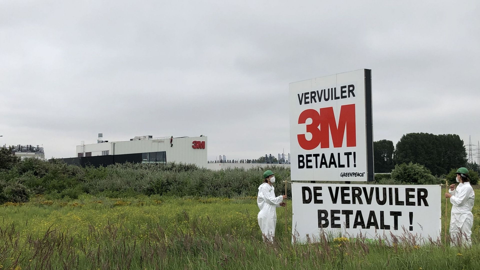 Manifestants anti-pollution près du site 3M de Zwijndrecht, près d’Anvers, en juillet 2021