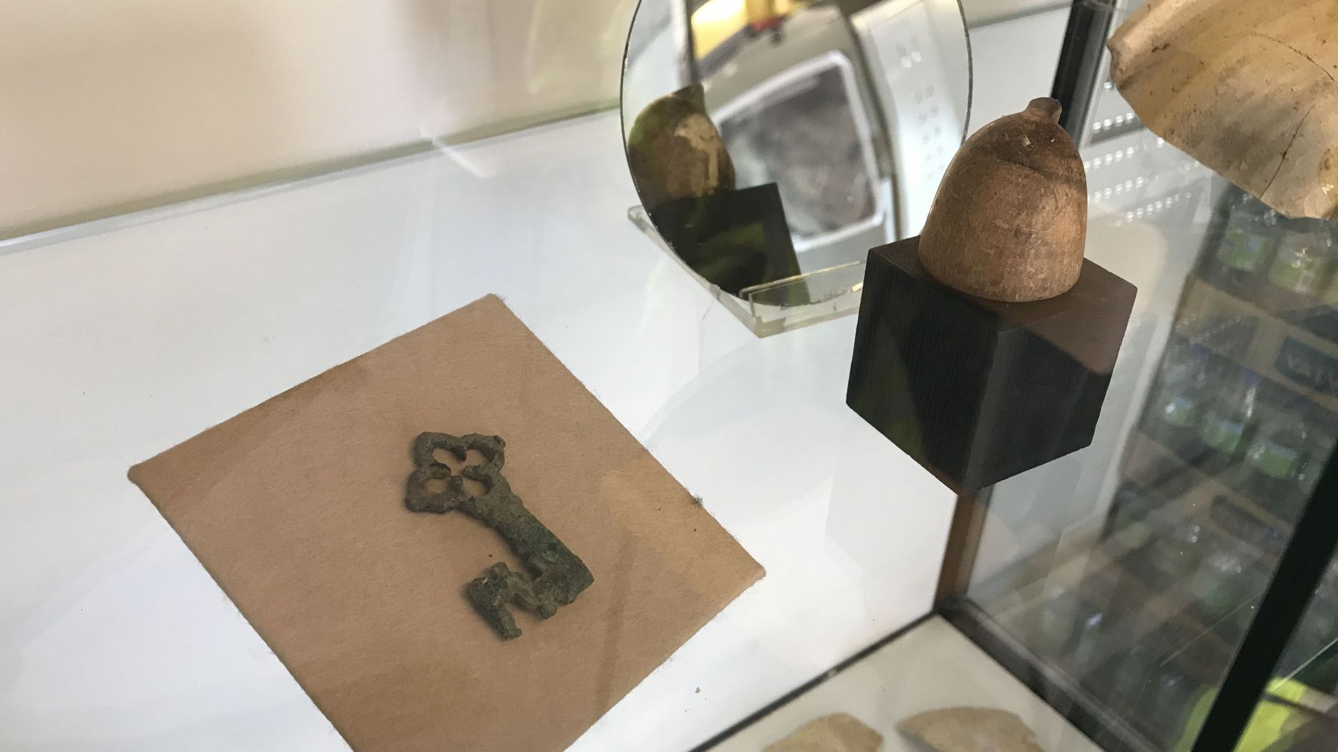 Une clé en bronze et une pièce d'échec en ivoire datant du Moyen Age découvertes à Jambes