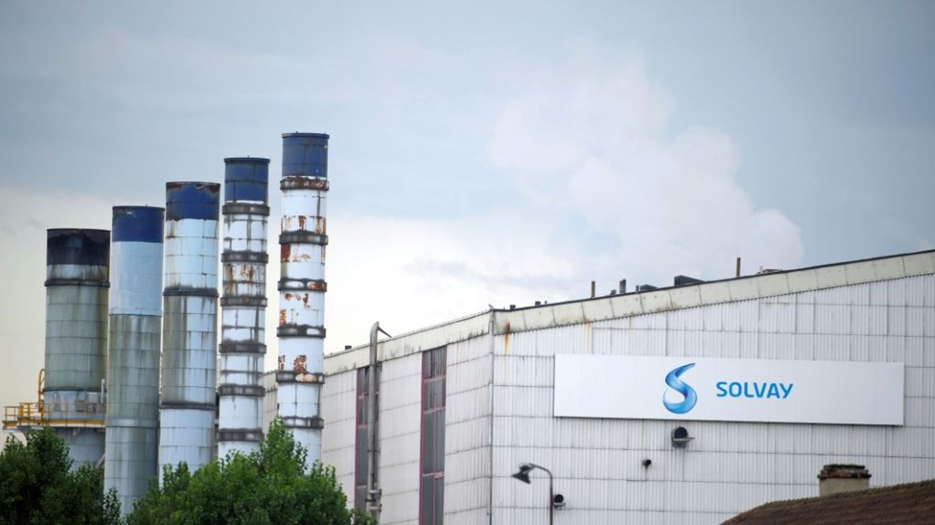 Solvay: les syndicats veulent des "réponses" sur l'avenir des sites vendus à BASF