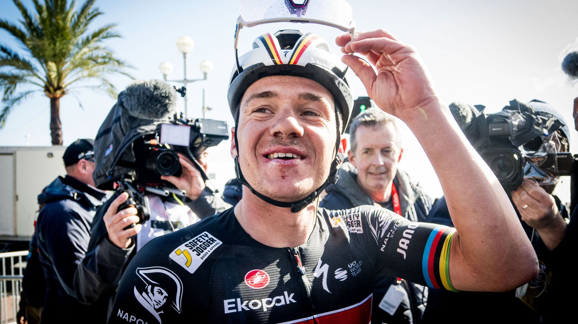 Cyclisme : La joie de Remco Evenepoel après sa victoire sur la dernière étape de Paris-Nice. Le champion belge va maintenant participer au Critérium du Dauphiné où il espère peaufiner sa forme et sa préparation avant le prochain Tour de France.  