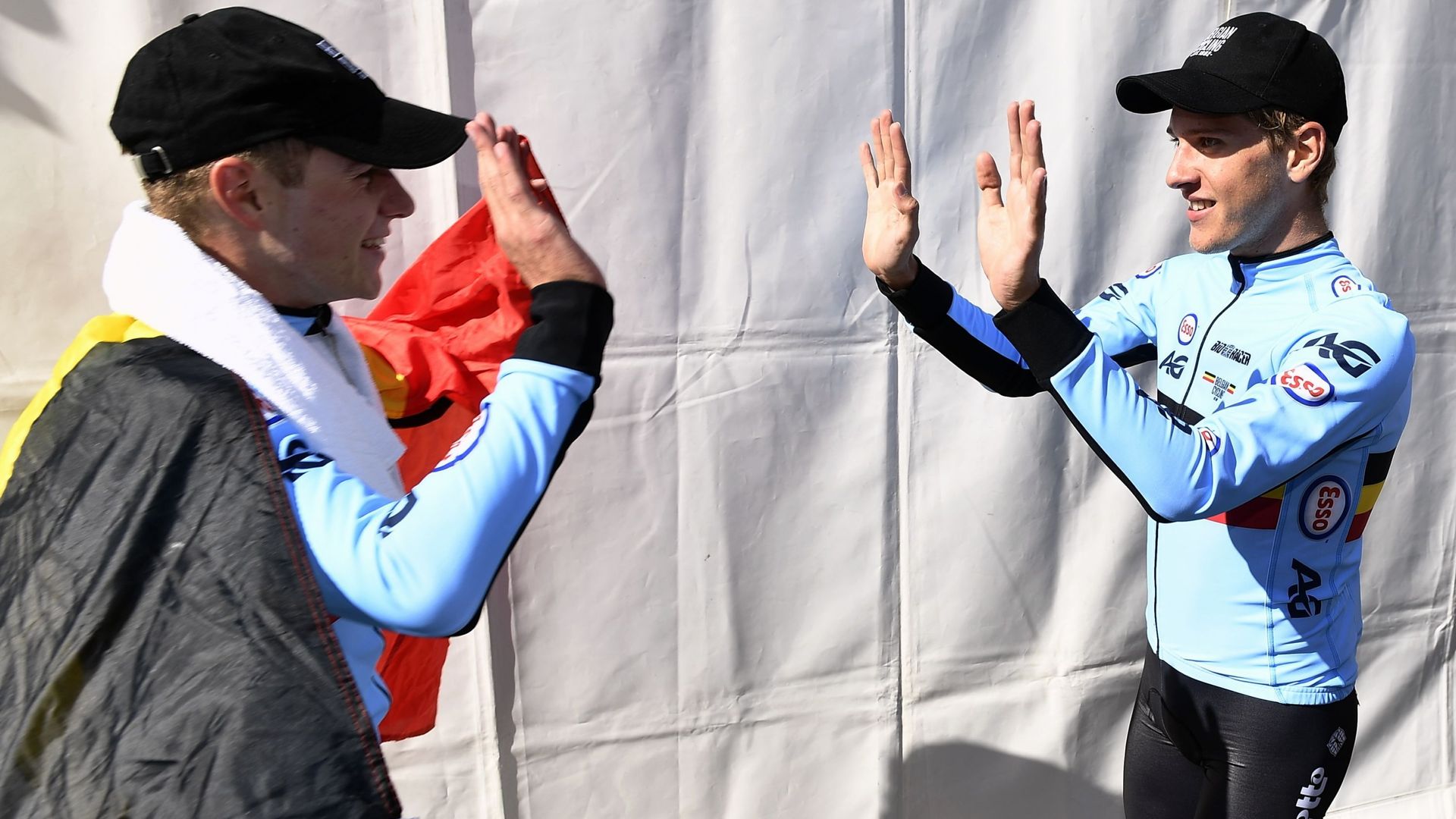 Le Belge Remco Evenepoel et le Belge Ilan Van Wilder célèbrent après le contre-la-montre individuel juniors masculin des Championnats du Monde Route UCI Cyclisme 2018 à Innsbruck.