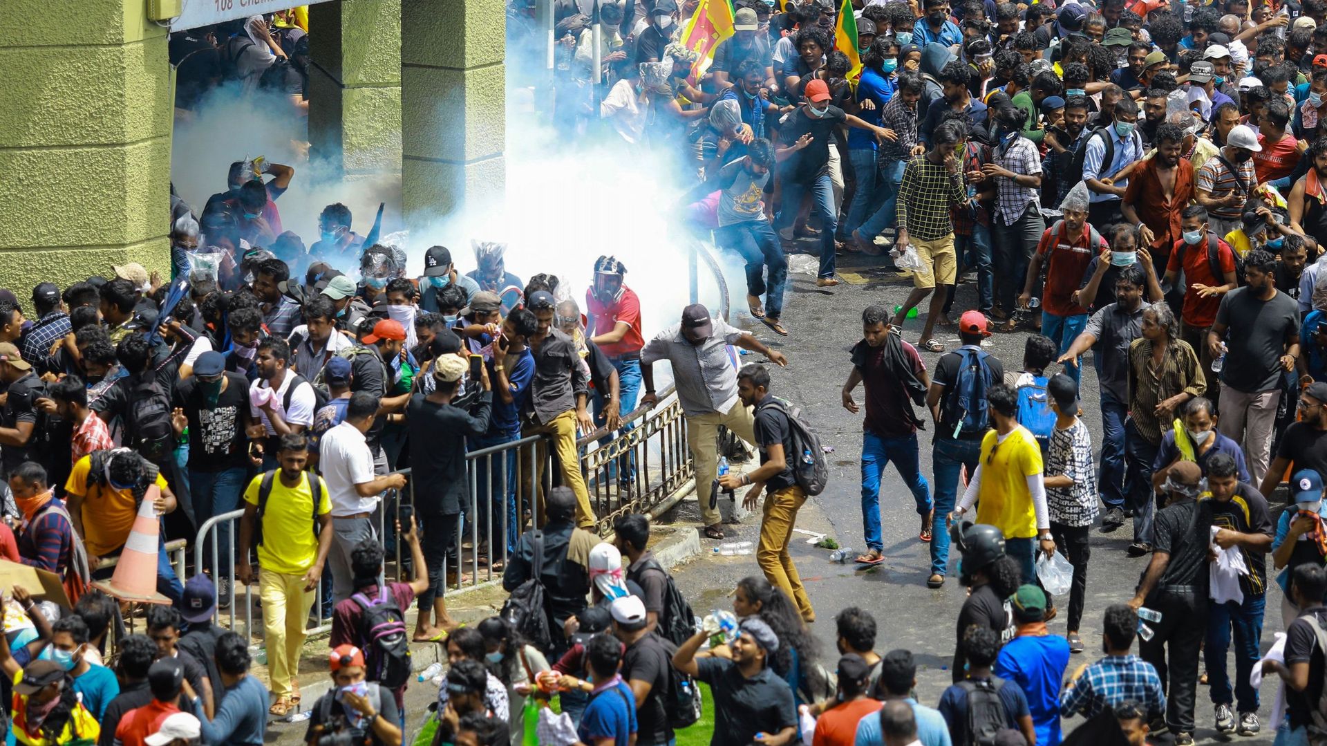 La police tire des grenades lacrymogènes pour disperser des manifestants demandant la démission du président sri-lankais Gotabaya dans une rue menant au palais présidentiel du Sri Lanka, à Colombo, le 9 juillet 2022. 