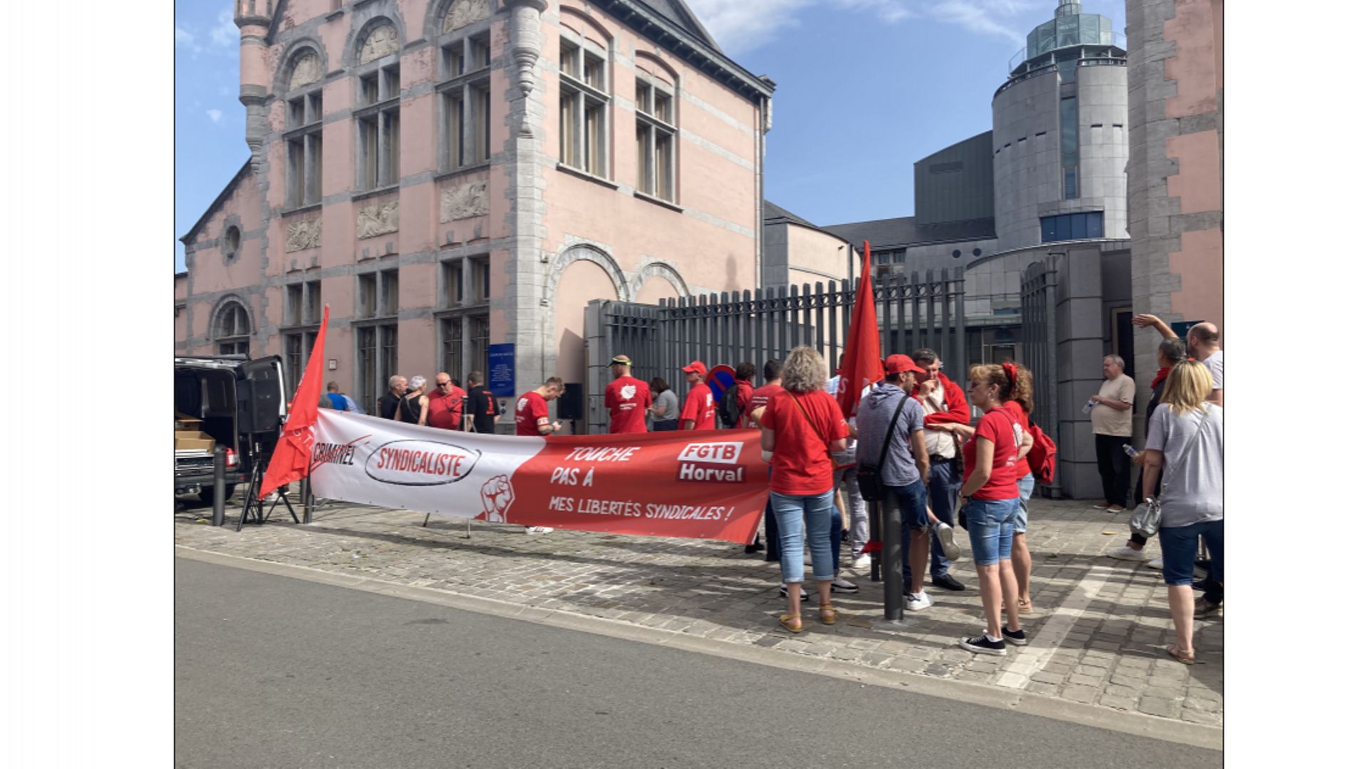 Des militants de la FGTB HORVAL s'étaient déplacés au Tribunal du Travail de Mons pour marquer leur solidarité avec le délégué de l'entreprise VANDEMOORTELE qu'ils estiment avoir été "licencié abusivement"