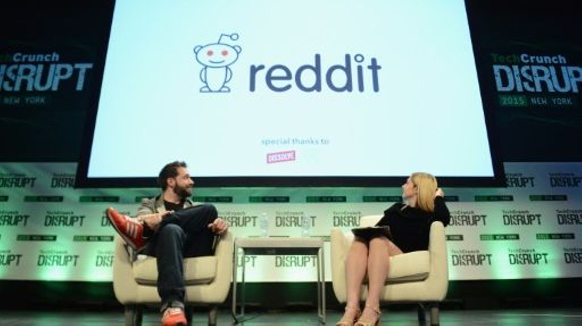 L'un des fondateurs de Reddit, Alexis Ohanian (G), lors d'une présentation à New York, le 6 mai 2015