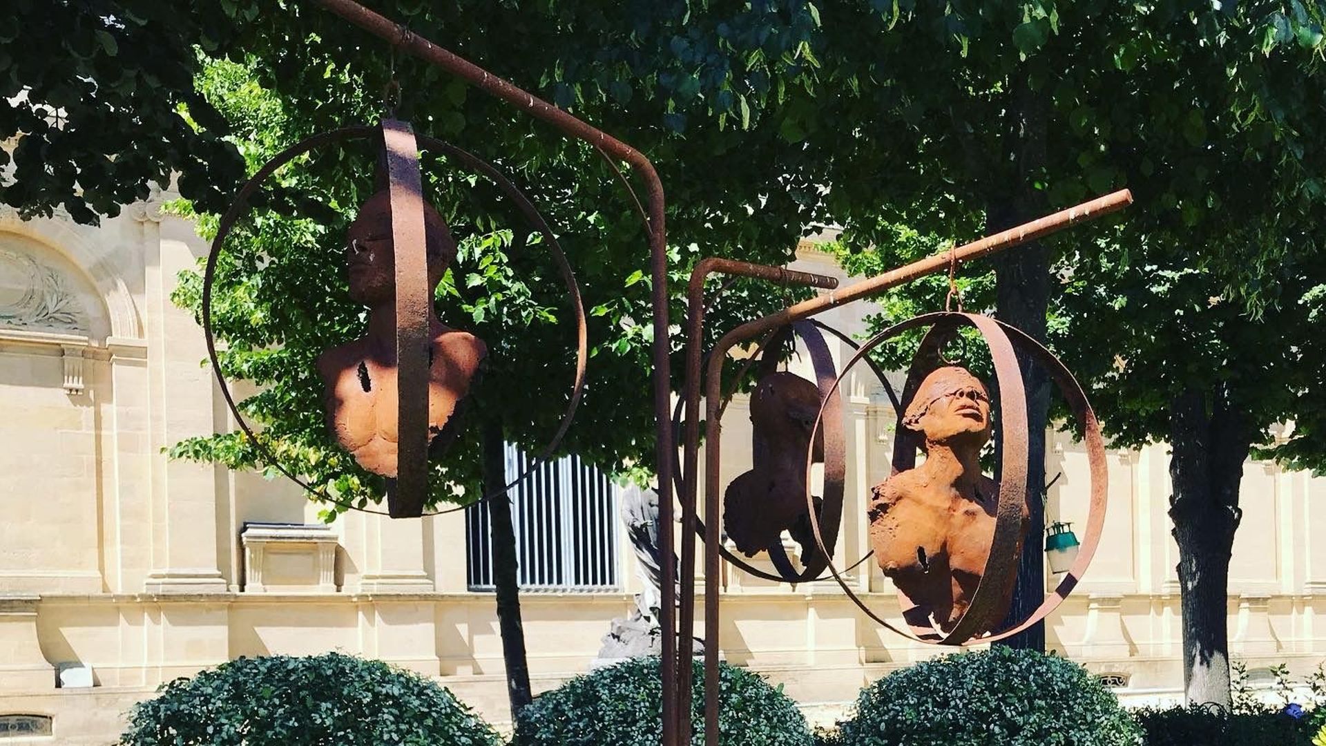 Sculpture de l'artiste réunionnaise Sandrine Plante-Rougeol, dans les jardins de l'hôtel de ville de Bordeaux