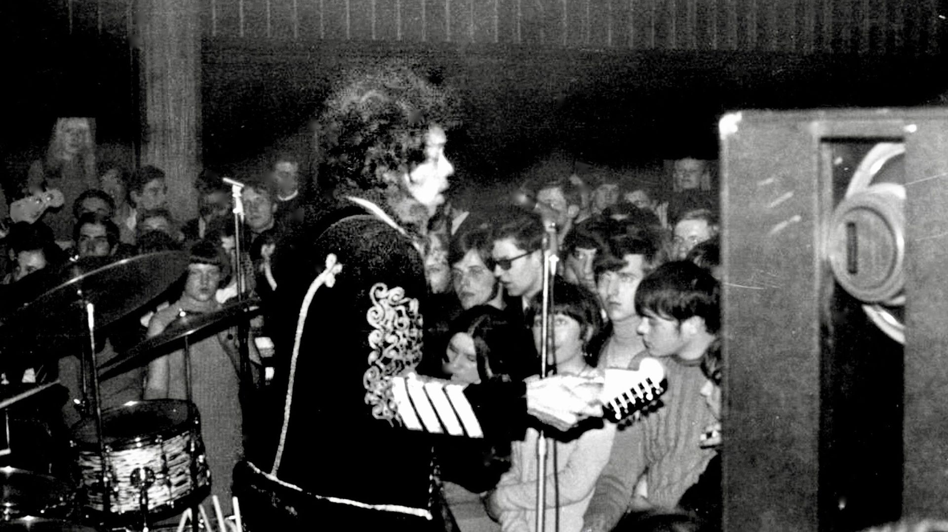 Jimi Hendrix en concert devant son public à Mouscron en 1967