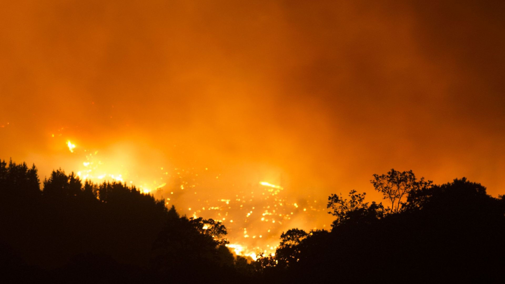 Une photo prise du village de Cartajima montre un incendie de forêt, qui a éclaté il y a trois jours, brûlant dans la chaîne de montagnes de la Sierra Bermeja, dans les environs de Malaga. 