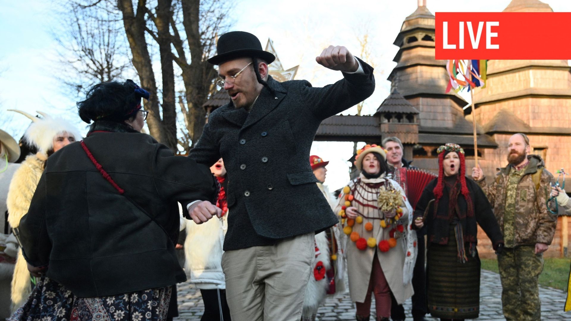 Des personnes déguisées chantent des chants de Noël orthodoxes dans la ville de Lviv, dans l’ouest de l’Ukraine, le 7 janvier 2023, pendant la guerre entre la Russie et l’Ukraine.