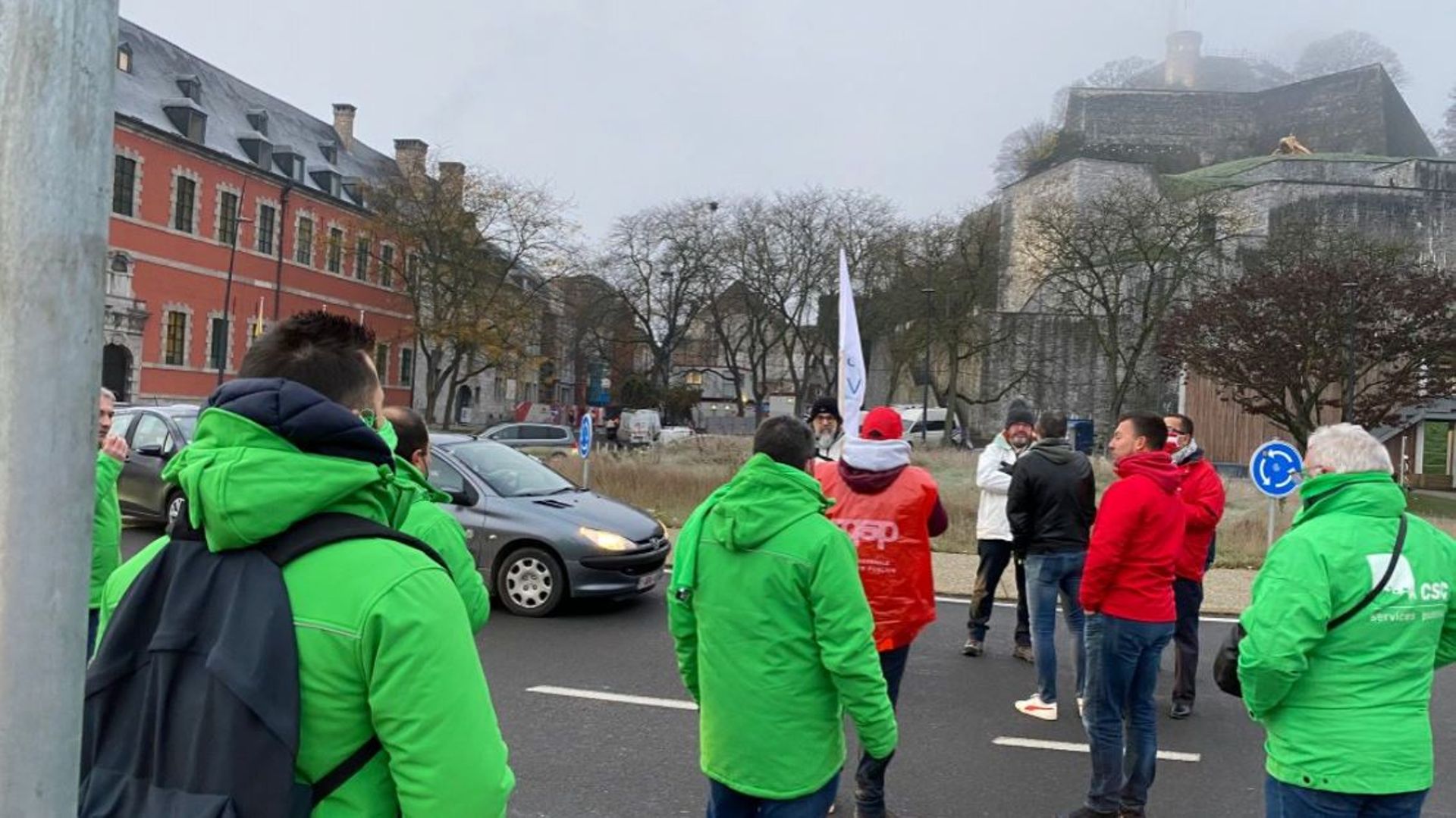 A l'initiative du front commun syndical pour les services de police, une trentaine de personnes ont manifesté mardi matin au rond-point du Grognon devant le Parlement wallon.