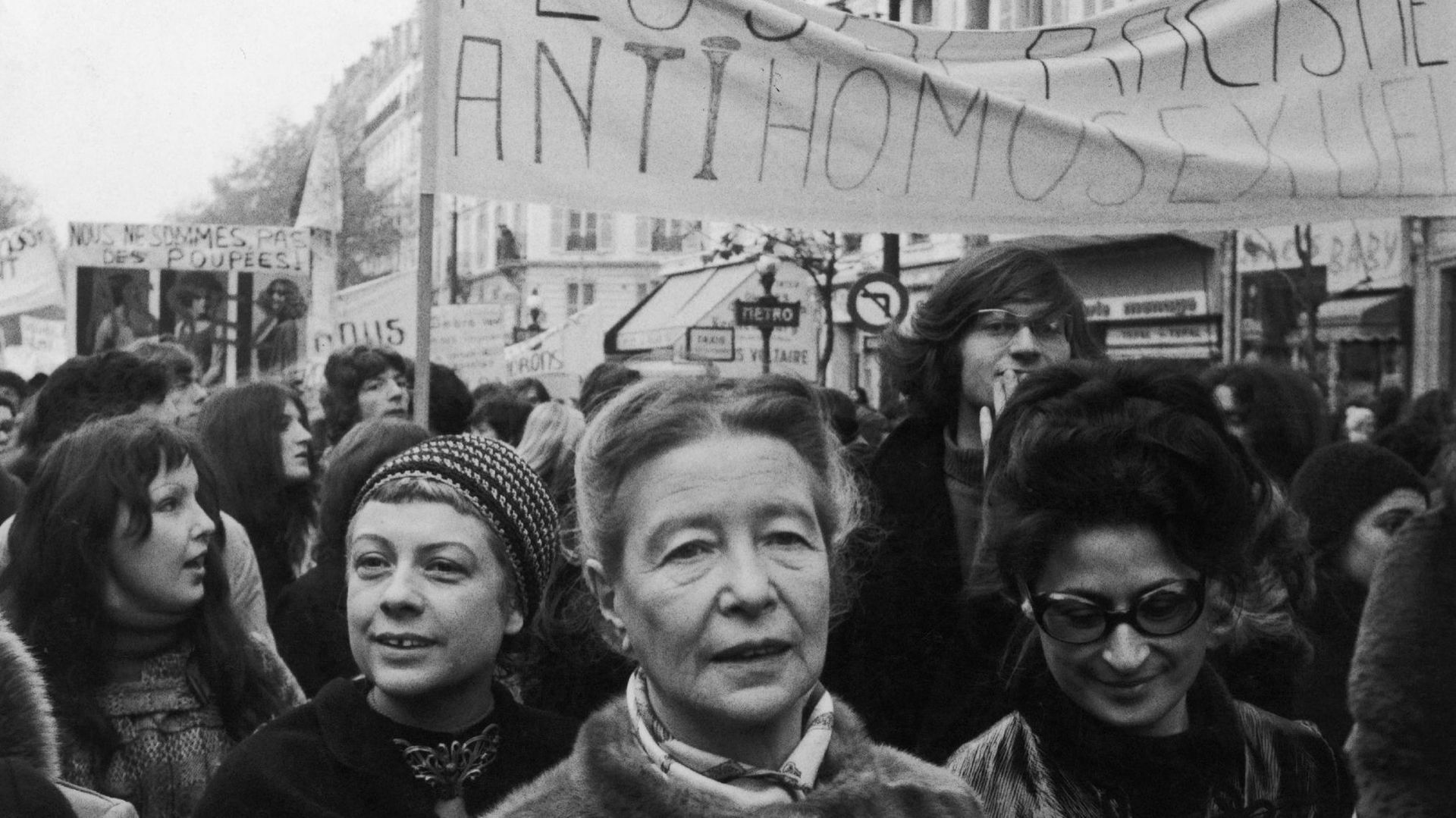 Lors d’une manifestation MLF à Paris en 1971, Simone de Beauvoir et Gisèle Halimi lui tenant le bras…