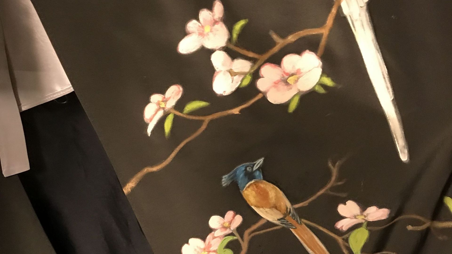 Détail peint à la main sur l’un des kimonos de "Madame Butterfly"