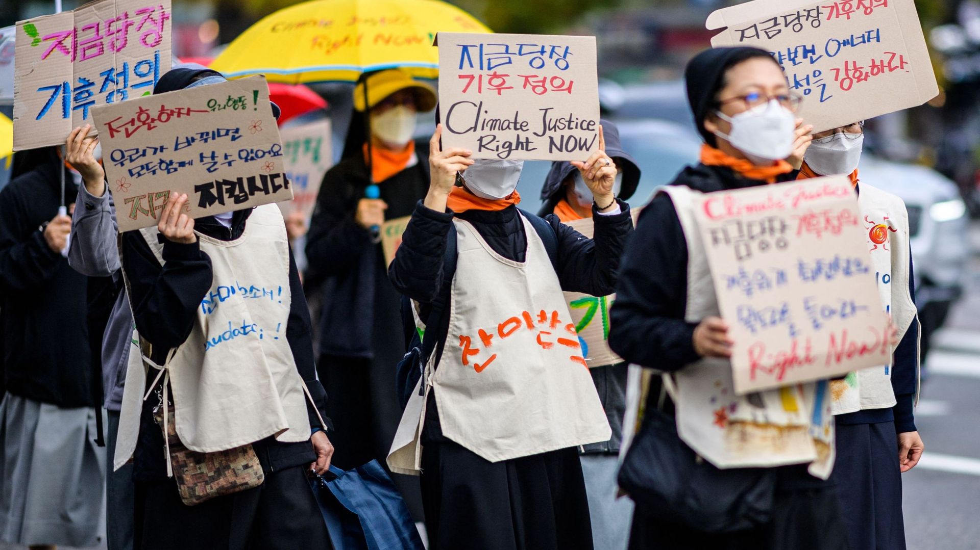 Des militants défilent pour la "justice climatique" à Séoul.