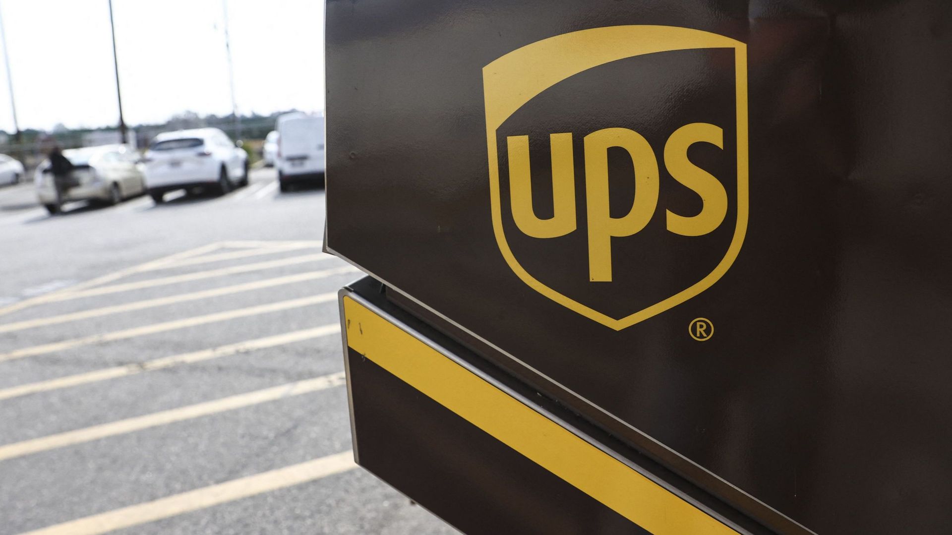 Schaerbeek : Deux faux livreurs UPS ont cambriolé une femme sous la menace d’une arme