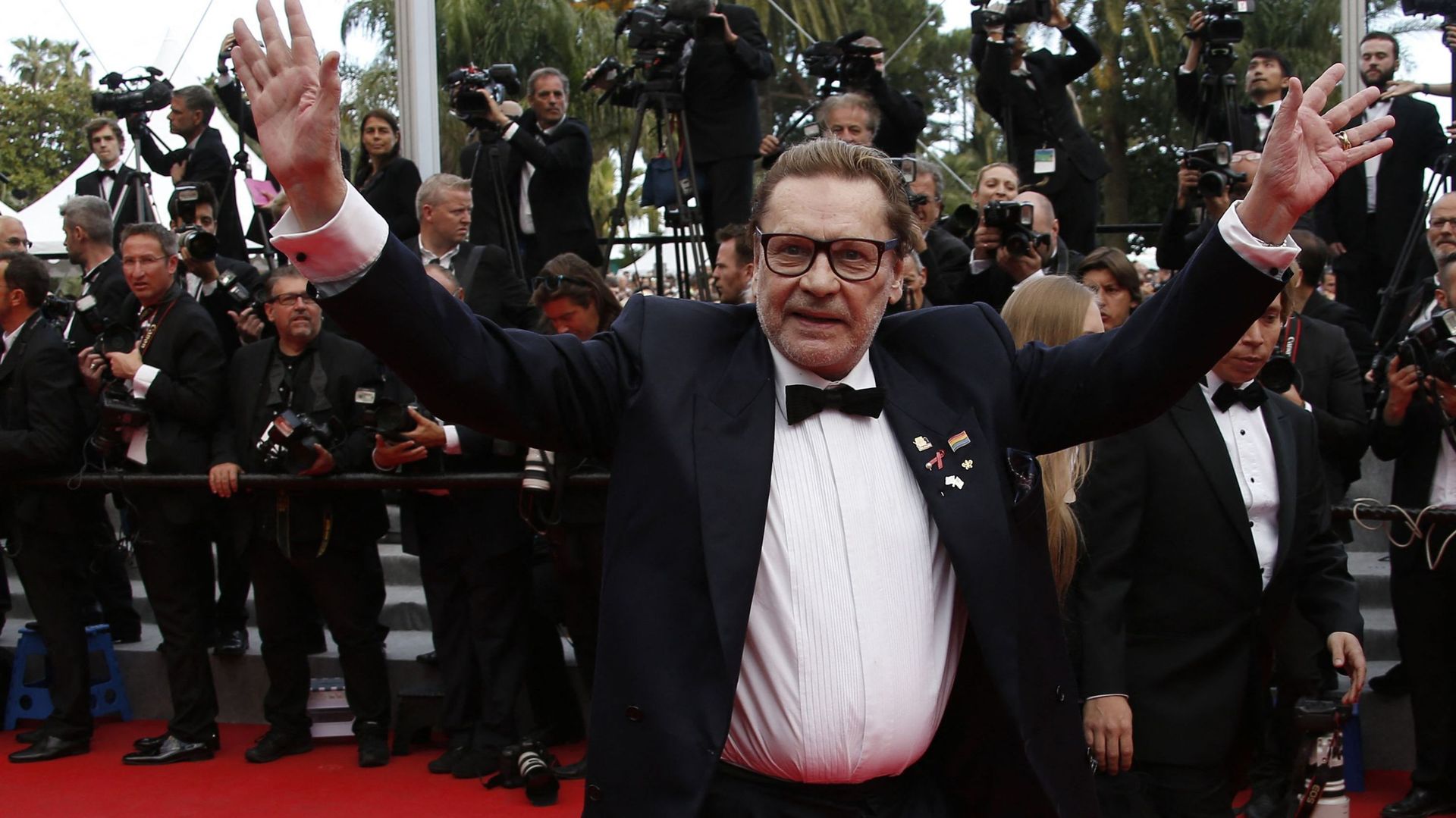 Dans cette photo prise le 17 mai 2014, l'acteur autrichien Helmut Berger pose alors qu'il arrive pour la projection du film "Saint-Laurent" lors de la 67e édition du Festival de Cannes à Cannes, dans le sud de la France, le 17 mai 2014.