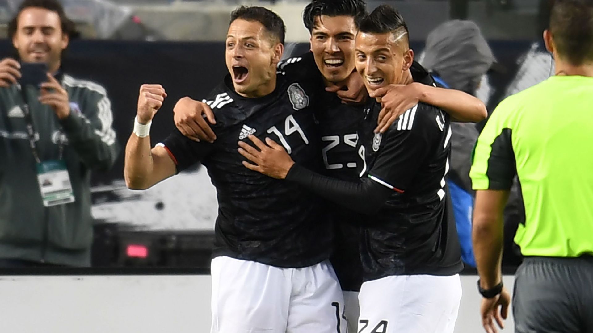 Javier Chicharito Hernandez célèbre un but avec le Mexique