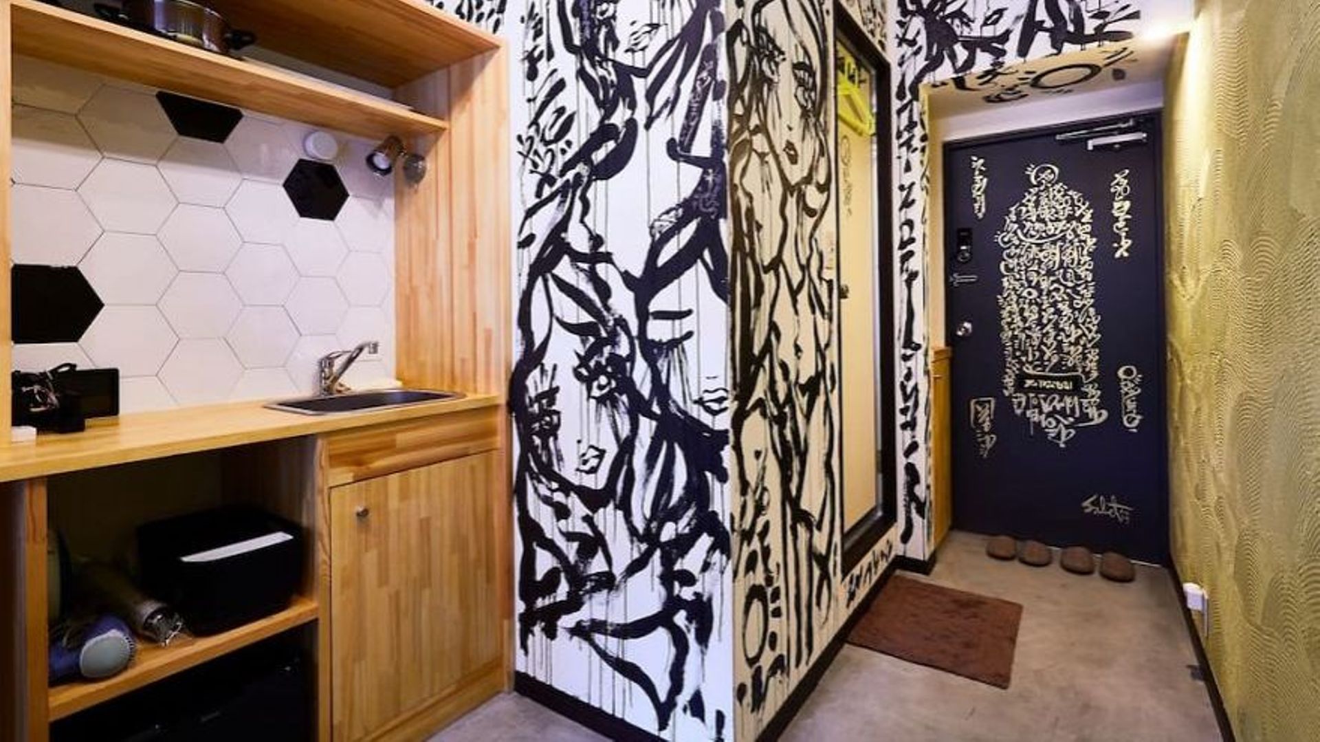 Un artiste prend les murs de son logement Airbnb pour des toiles