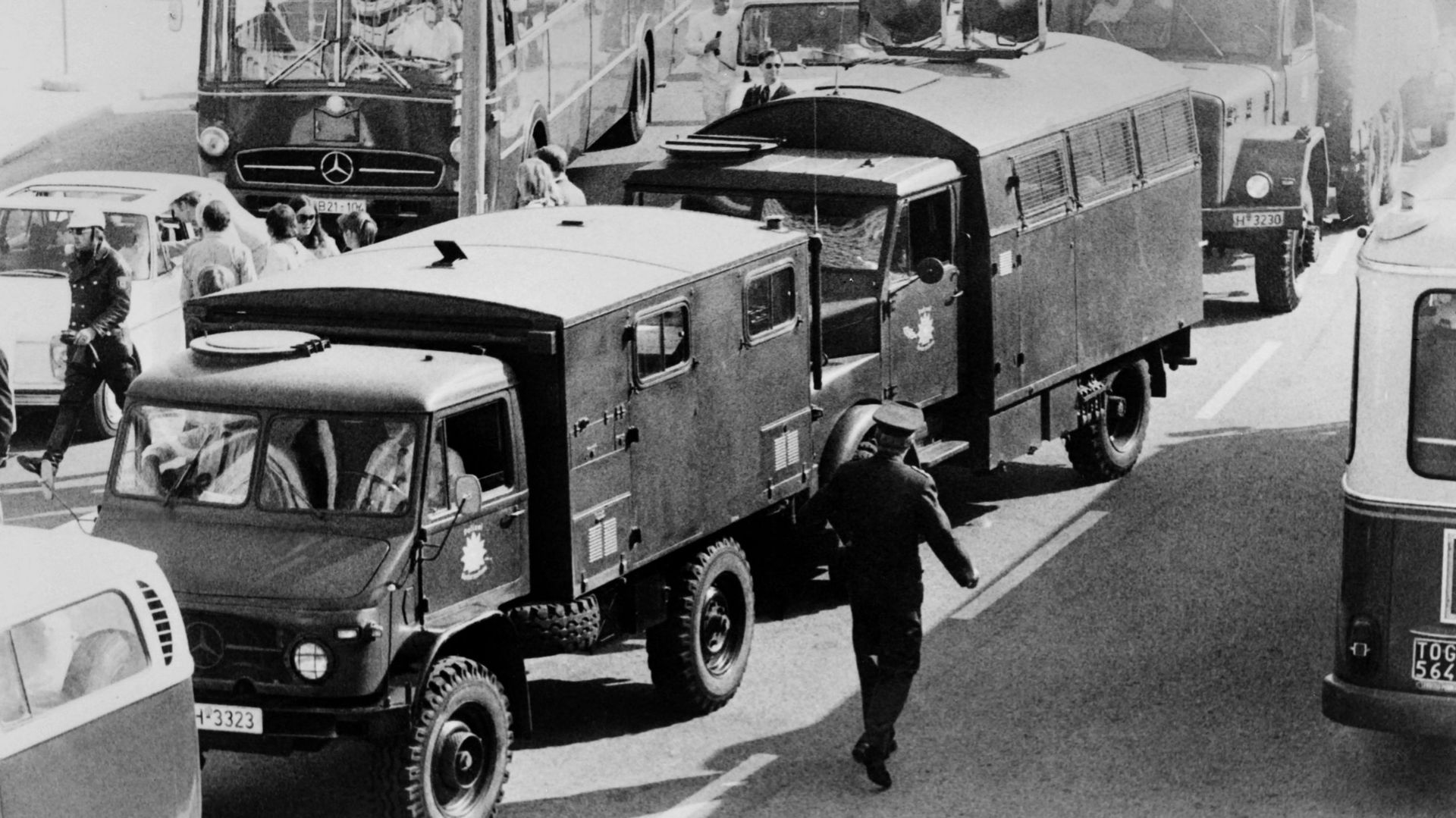 De nombreux véhicules blindés arrivent dans le village olympique, le 5 septembre 1972 à Munich, après que des terroristes palestiniens du groupe "Septembre noir" ont pris d'assaut les quartiers des athlètes israéliens