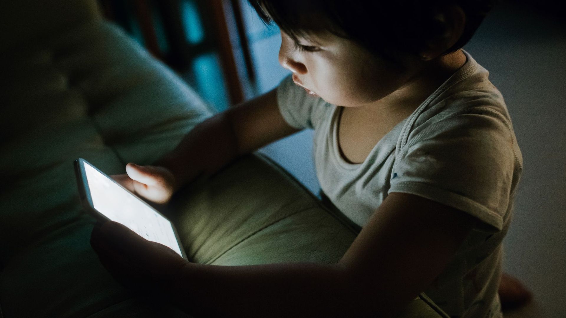 87% des enfants regardent trop les écrans avant de dormir.