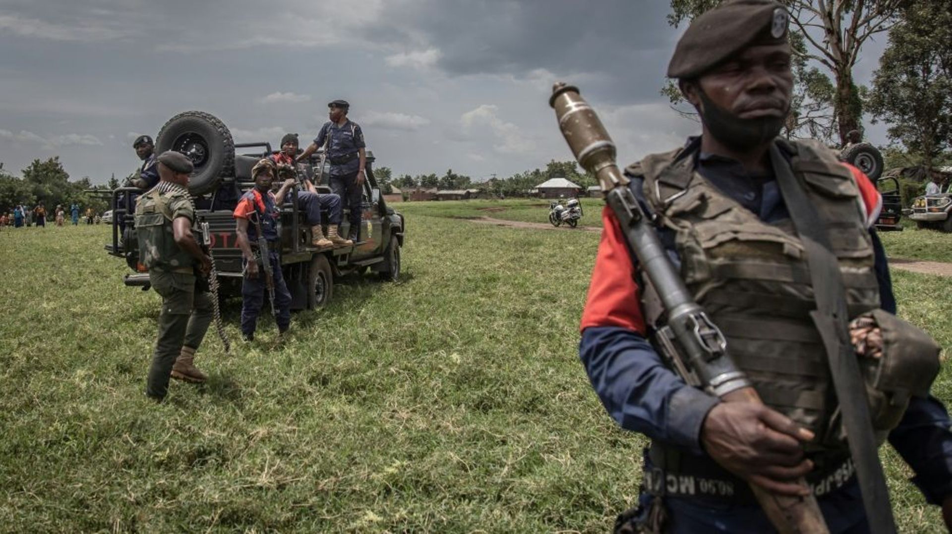 Un membre des forces armées de la RDCongo lors d’une patrouille à Rutshuru, à environ 70 km de Goma, après des heurts avec les rebelles du M23, le 3 avril 2022.