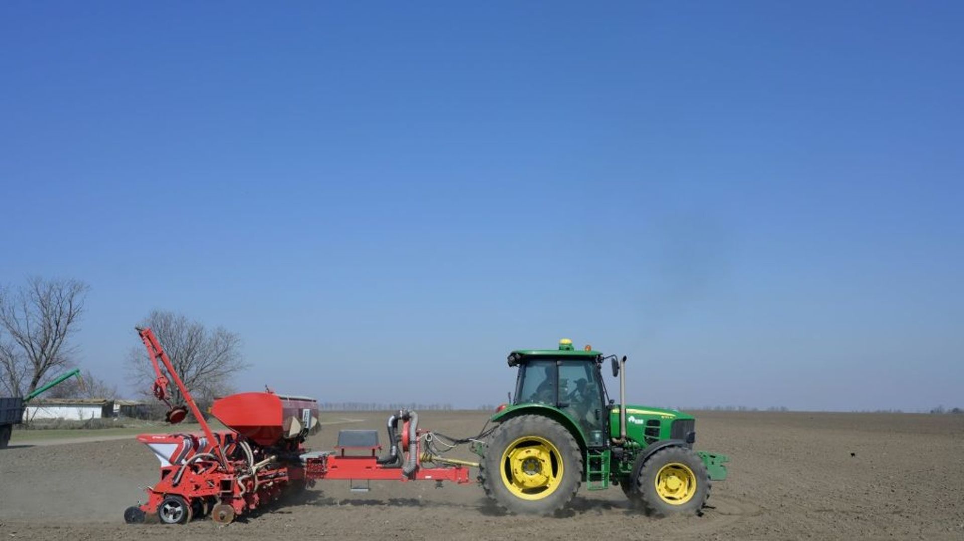 Un agriculteur travaille dans un champ à Izmail, le 24 mars 2022 en Ukraine