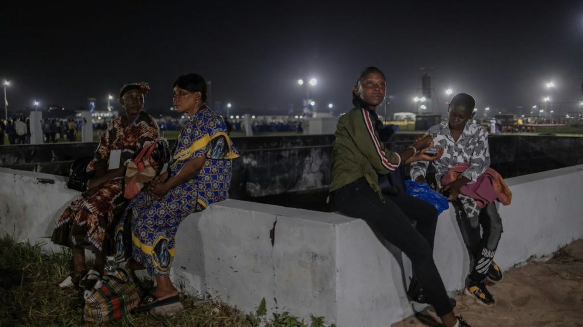 Des fidèles catholiques attendent à l'aéroport de Ndolo à Kinshasa le 31 janvier 2023