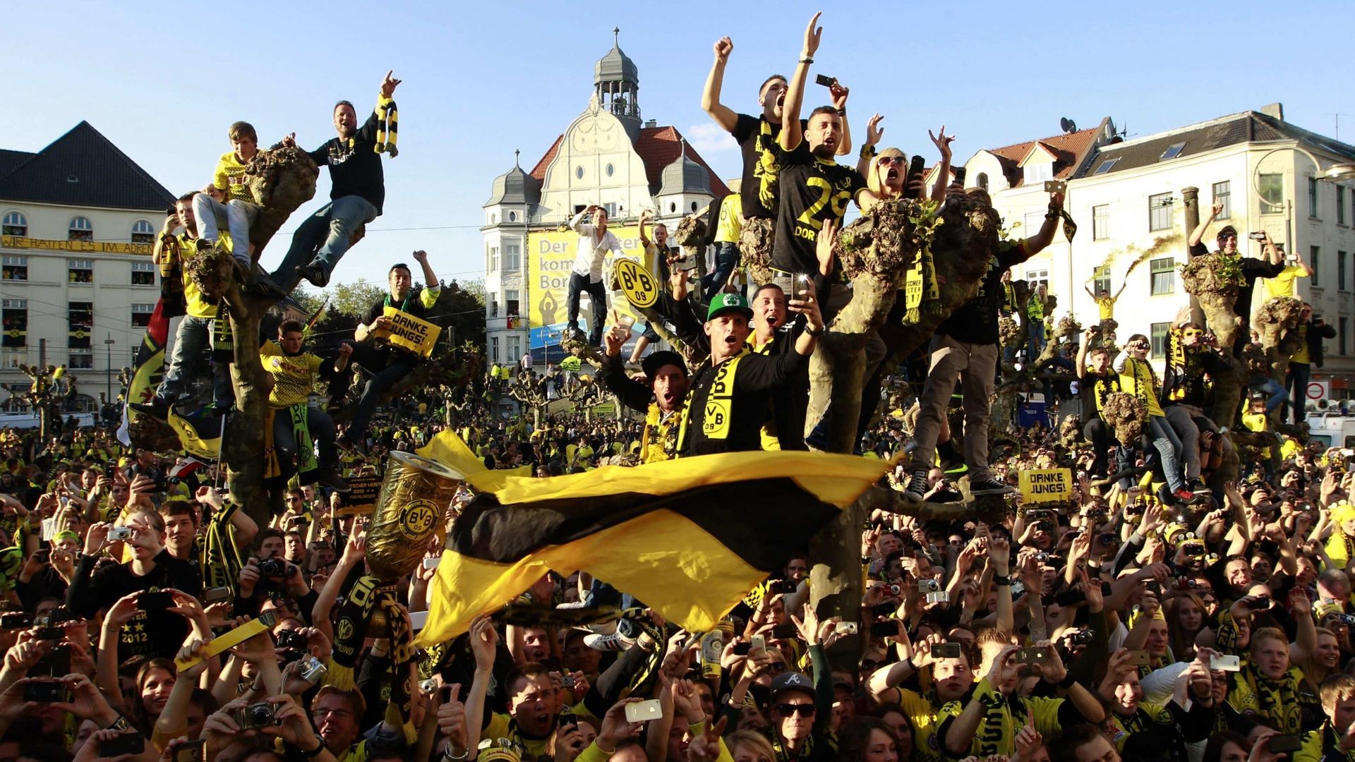 Les fans du Borussia Dortmund, champion d’Allemagne, célèbrent l’équipe lors d’une parade après avoir remporté la finale de la Coupe d’Allemagne DFB Pokal, à Dortmund, dans l’ouest de l’Allemagne, le 13 mai 2012. Les champions de la Bundesliga, Borussia D