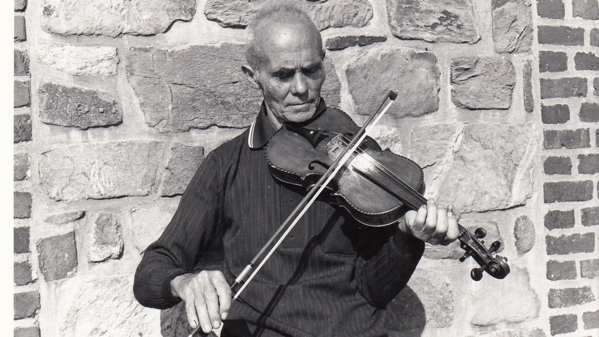 "Henri Crasson, violoneux à Waimes" (1975, photo prise dans le cadre du collectage de Françoise Lempereur)