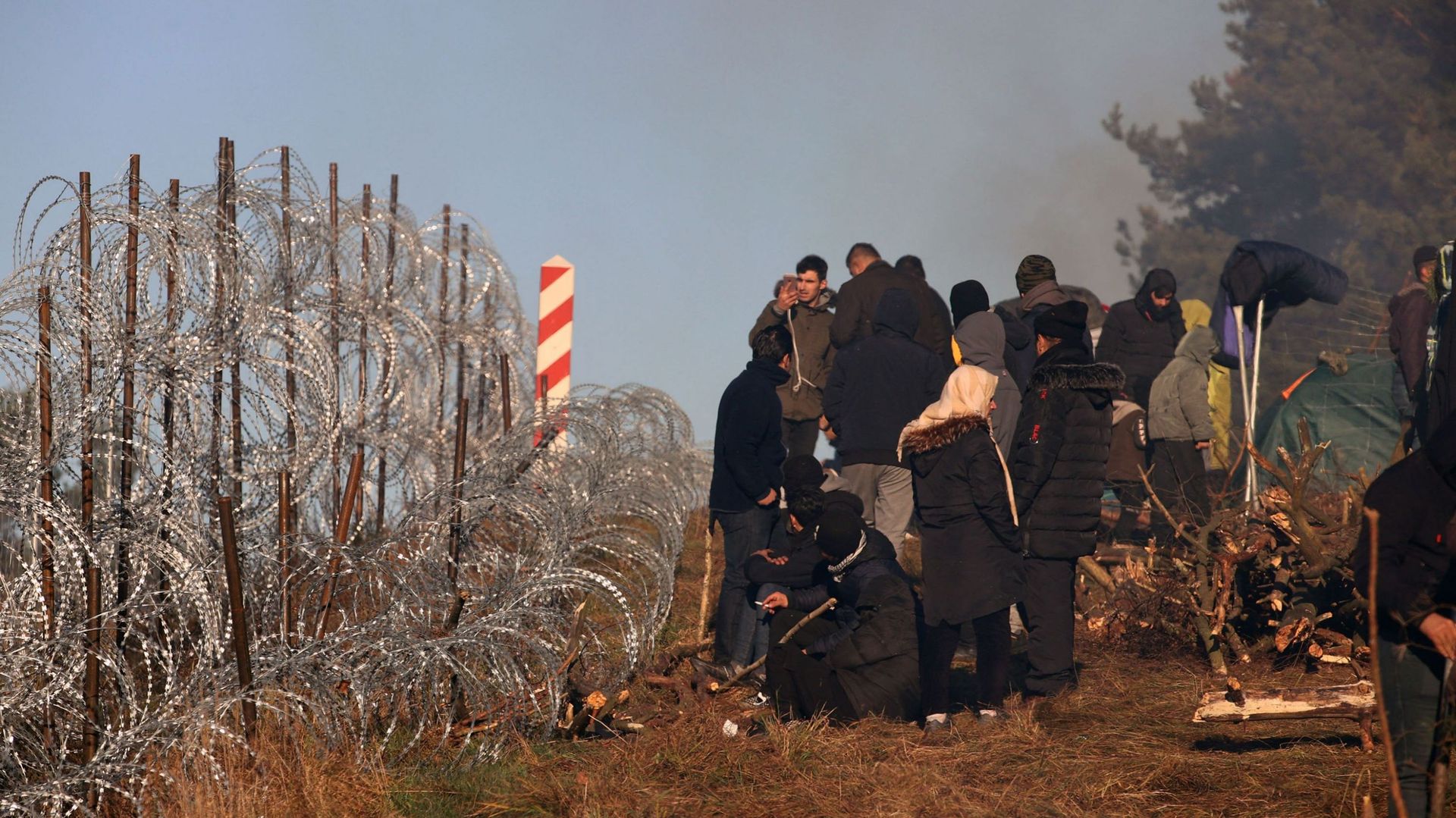 Des migrants coincés, dans le froid, à la frontière entre la Pologne et la Biélorussie le 9 novembre 2021