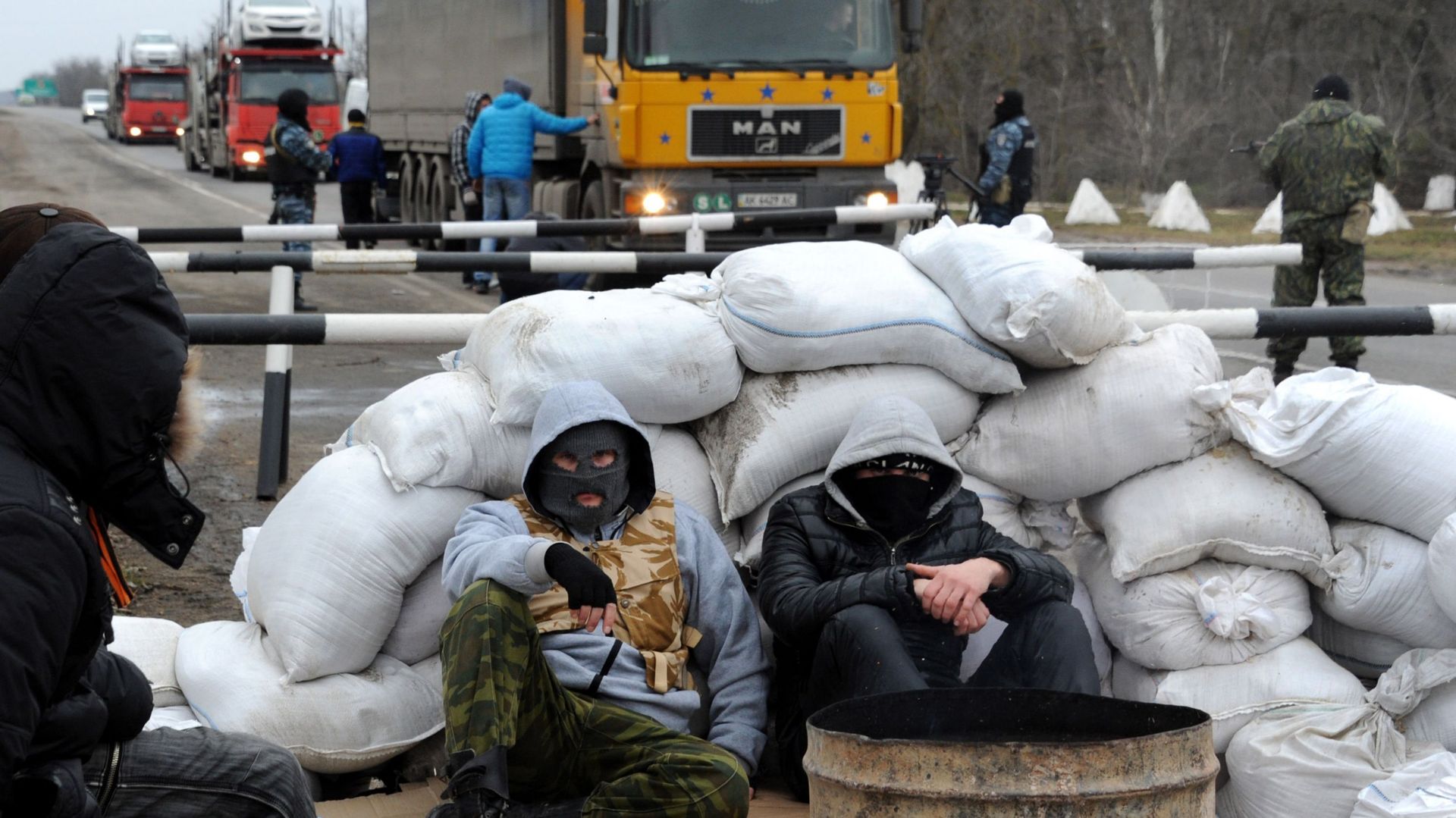 Bras de fer en Ukraine: la Russie se dit prête à aider la Crimée