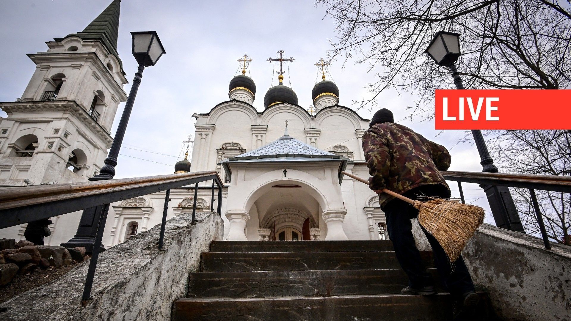 Un concierge monte les marches vers la cathédrale orthodoxe Saint-Vladimir à Moscou, le 27 mars 2023.