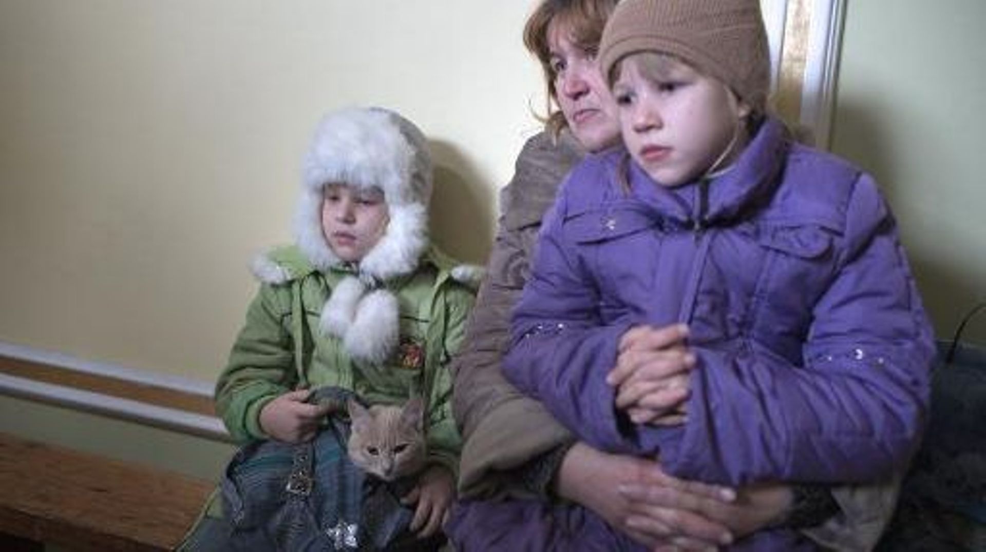 Tatiana Sichove et ses enfants attendent une distribution de nourriture dans un centre à Donetsk, le 18 novembre 2014 ville en déroute financière ou nombre d'employés ne reçoivent plus de salaires