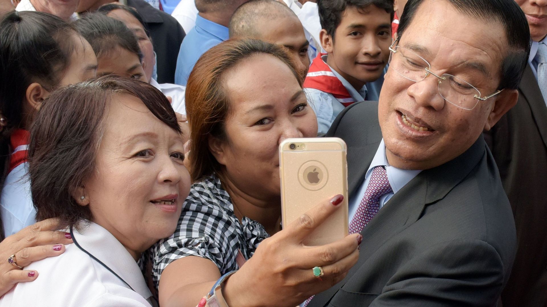 Hun Sen tente pourtant de rajeunir son image sur les réseaux sociaux