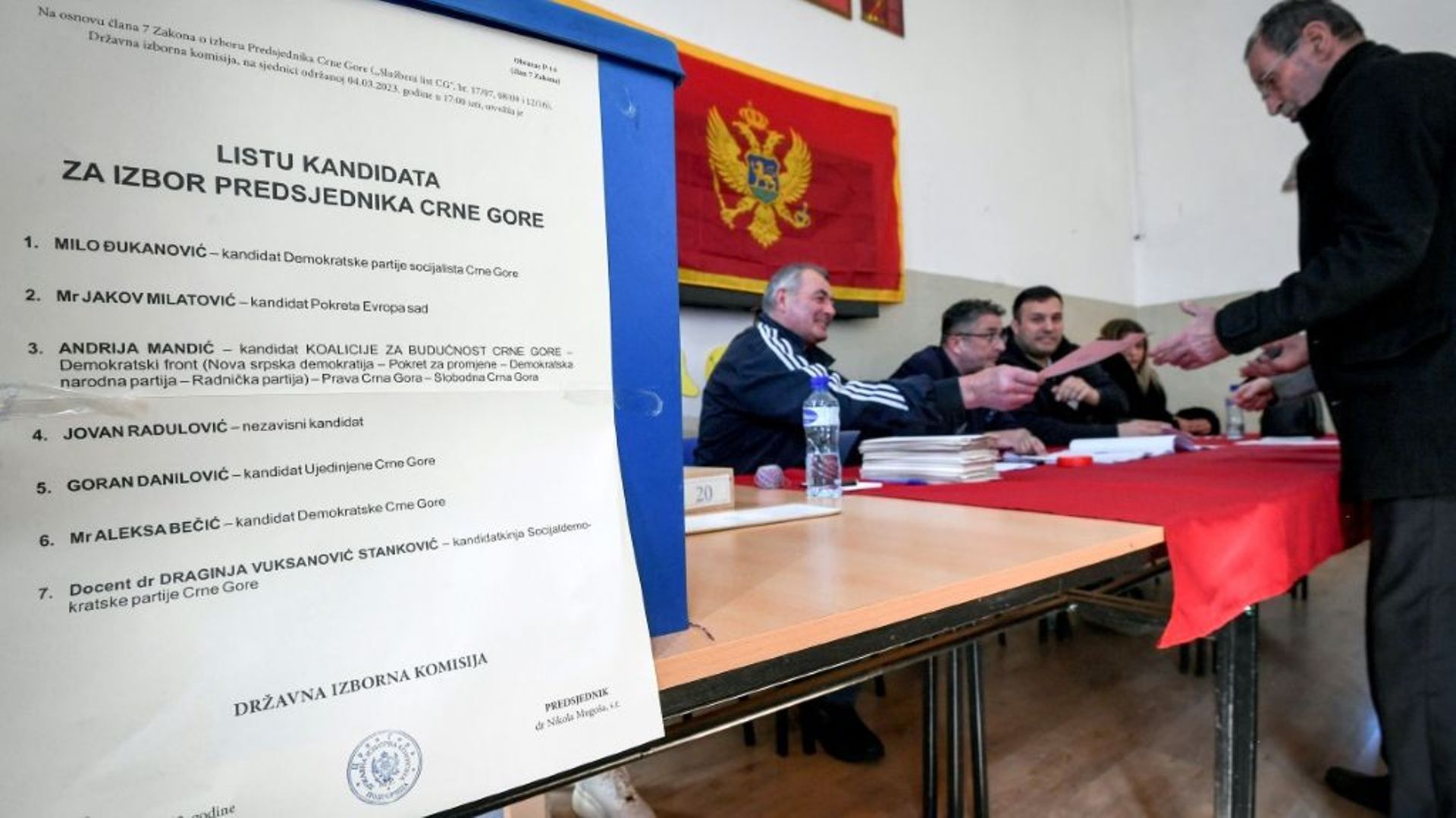 Un électeur monténégrin vote lors du scrutin présidentiel, le 19 mars 2023 à Podgorica