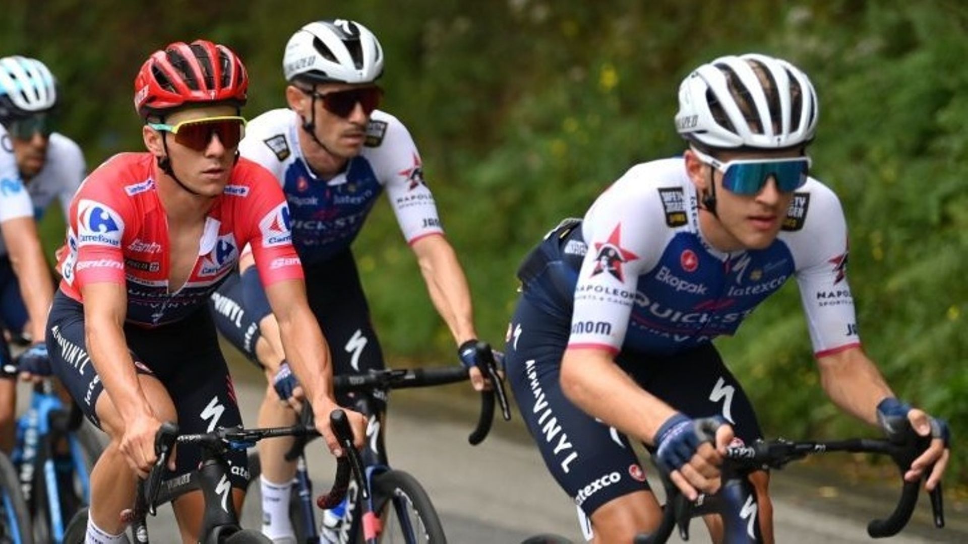 Cyclisme : Ilan Van Wilder (tout à droite) emmène le peloton sur les routes de la Vuelta. L’équipier de Remco Evenepoel au sein de l’équipe Quick Step-Alpha Vinyl aura joué un rôle primordial dans ce Tour d’Espagne 2022.