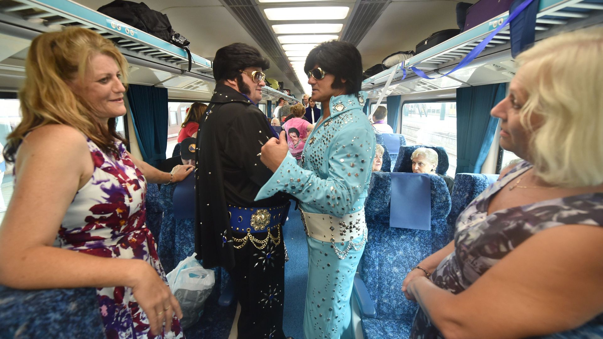 Les fans d'Elvis Presley dans le train Elvis Express pour honorer le "King"