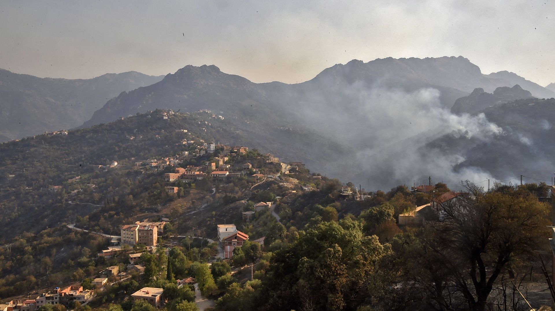 Fumée et feux dans le nord de l'Algérie, le 13 août 