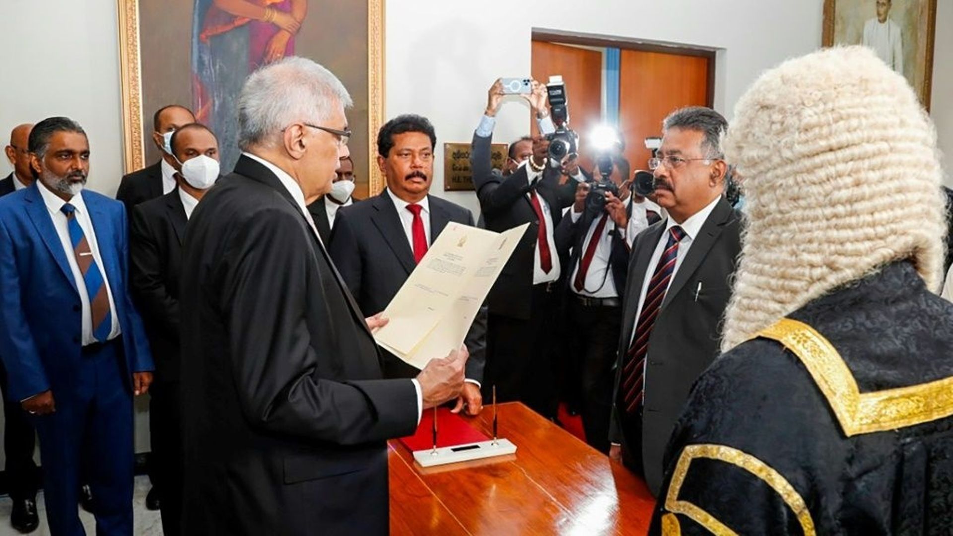 Le nouveau président sri-lankais Ranil Wickremesinghe prête serment le 21 juillet 2022 au parlement à Colombo.