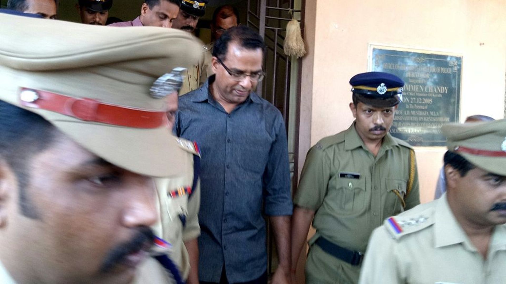 Robin Vadakkumchery escorté par des policiers après son arrestation, le 28 février 2017 à Peravoor, dans le sud de l'Inde