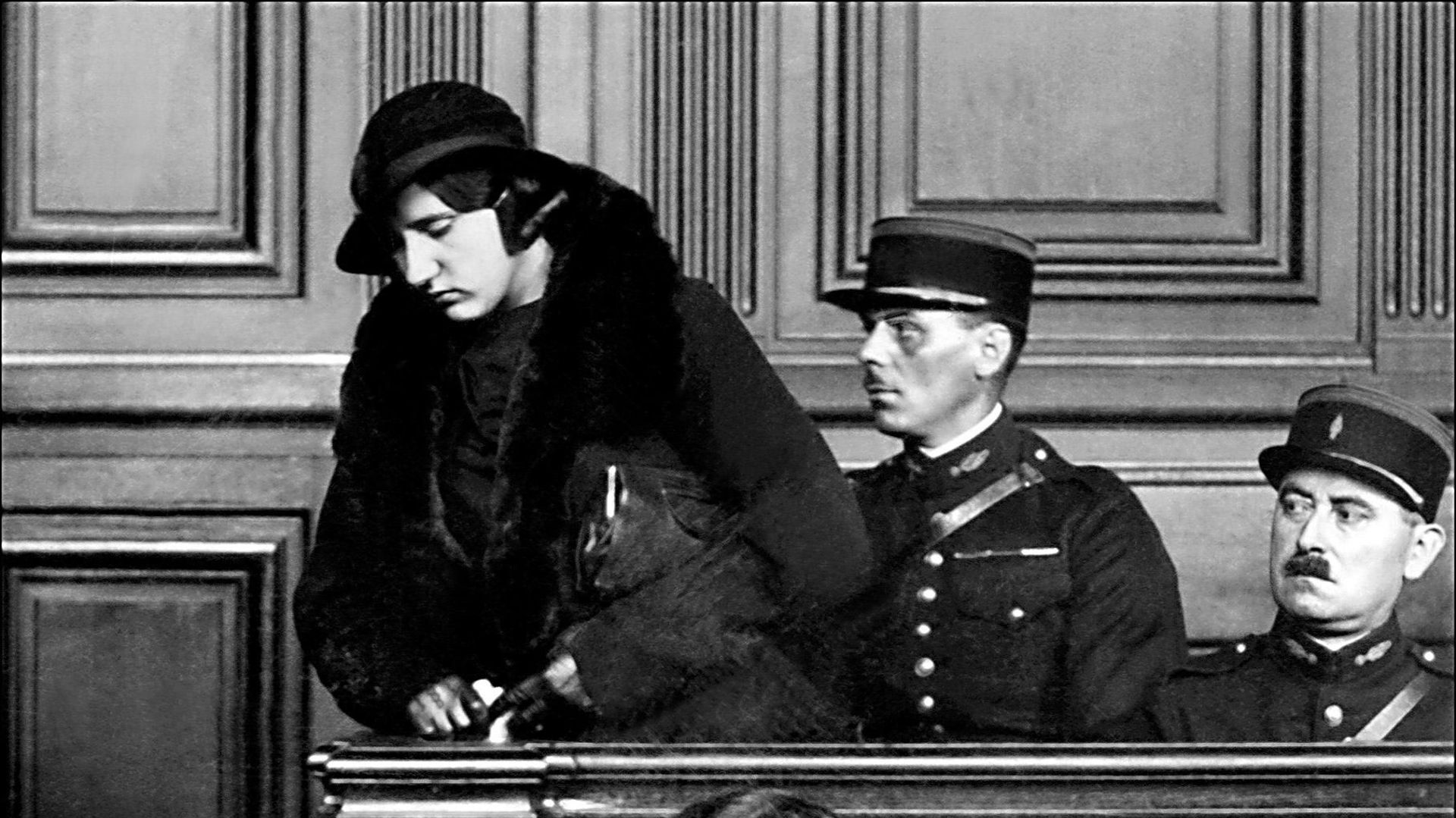 Violette Nozière dans le box des accusés lors de son procès à Paris en 1934.