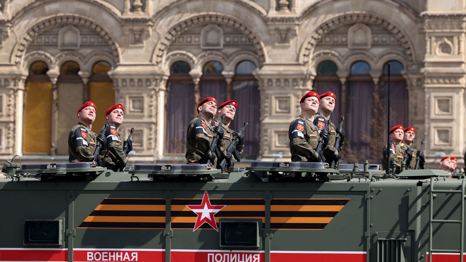 Des militaires de la police militaire sur un véhicule militaire sur la Place Rouge à Moscou, le 7 mai 2021, lors d'une répétition du défilé militaire du Jour de la Victoire.
