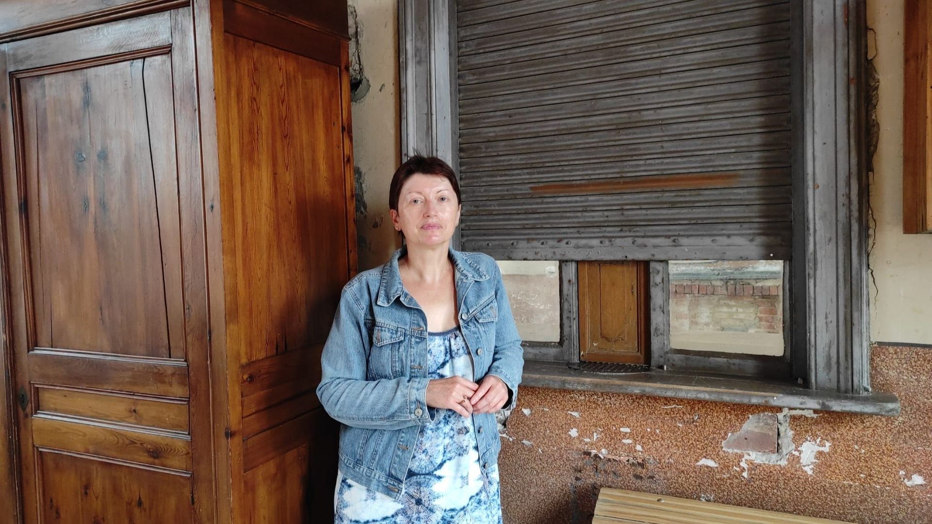Anne Florence Biltresse devant le guichet de l’ancienne gare d’Obigies