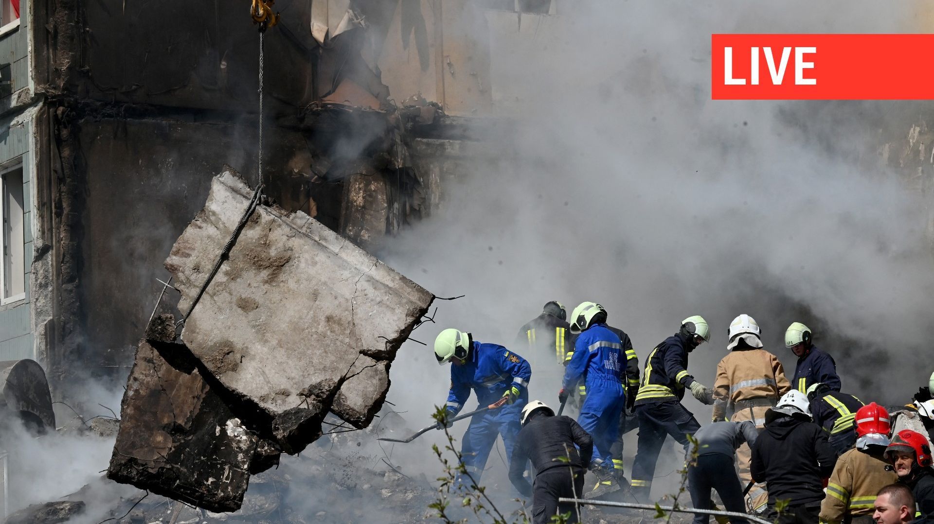 Des sauveteurs travaillent sur les décombres d'un immeuble résidentiel endommagé à Ouman, dans l'Oblast de Tcherkassy, dans le centre de l'Ukraine, le 28 avril 2023.