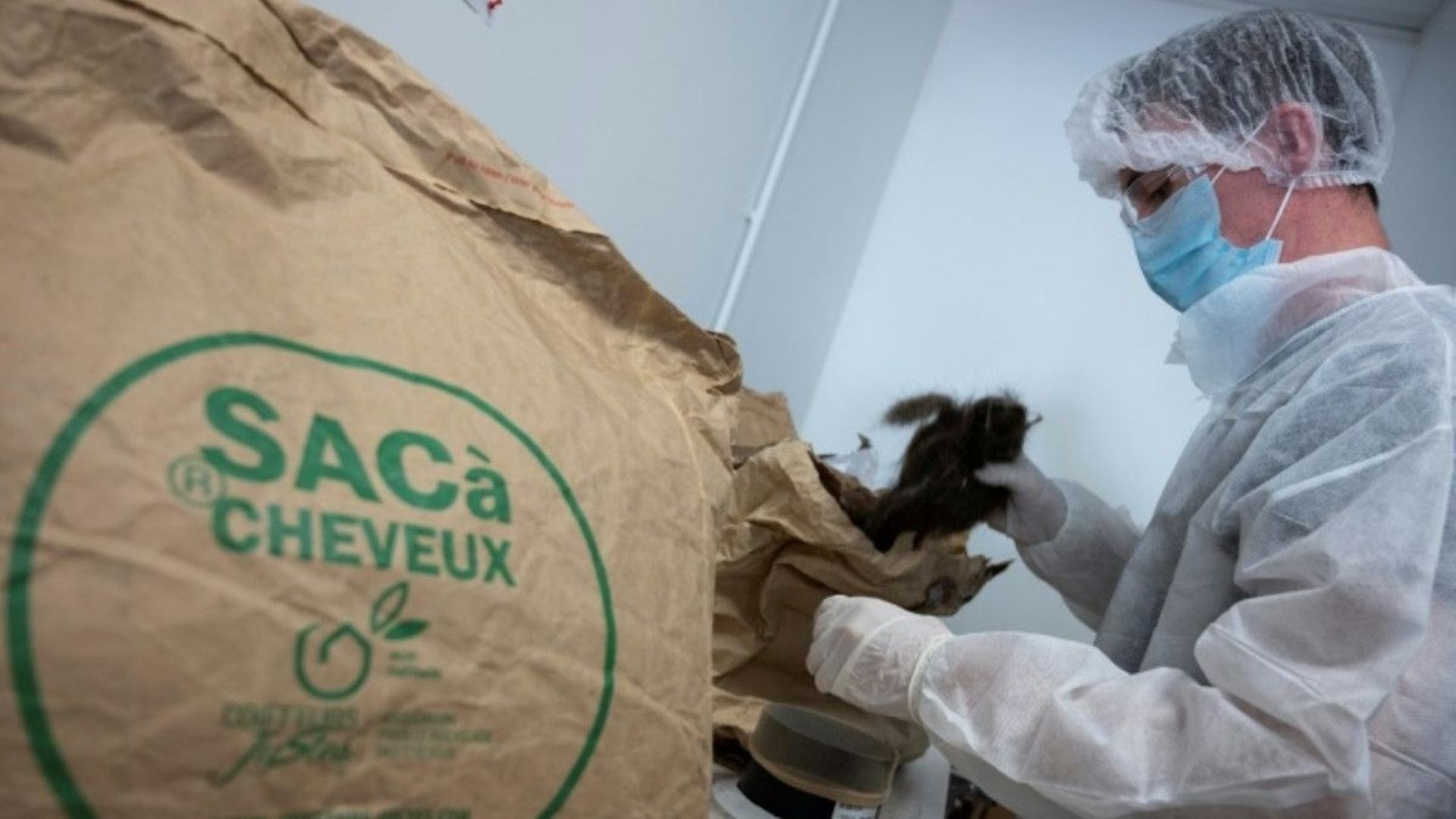Un sac rempli de cheveux qui vont être transformés en boudins en polymères pour contribuer à la dépollution, au siège de l'Association "Coiffeurs justes", à Brignoles le 8 septembre 2020.