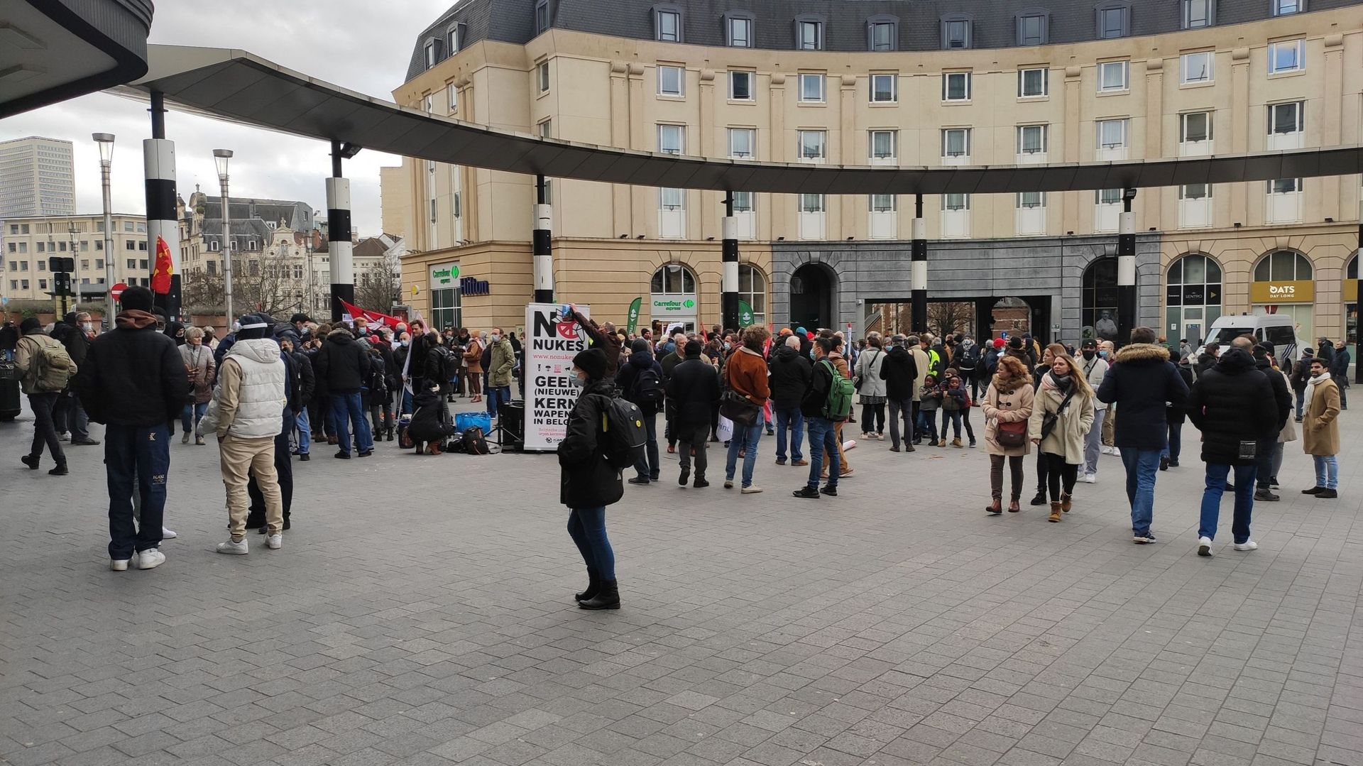 Environ 200 personnes, selon les organisateurs, se sont rassemblées devant la gare centrale de Bruxelles pour dire "non" à une guerre en Ukraine et "non" à une augmentation du budget de la défense pour financer les guerres, à Bruxelles, samedi 05 février 