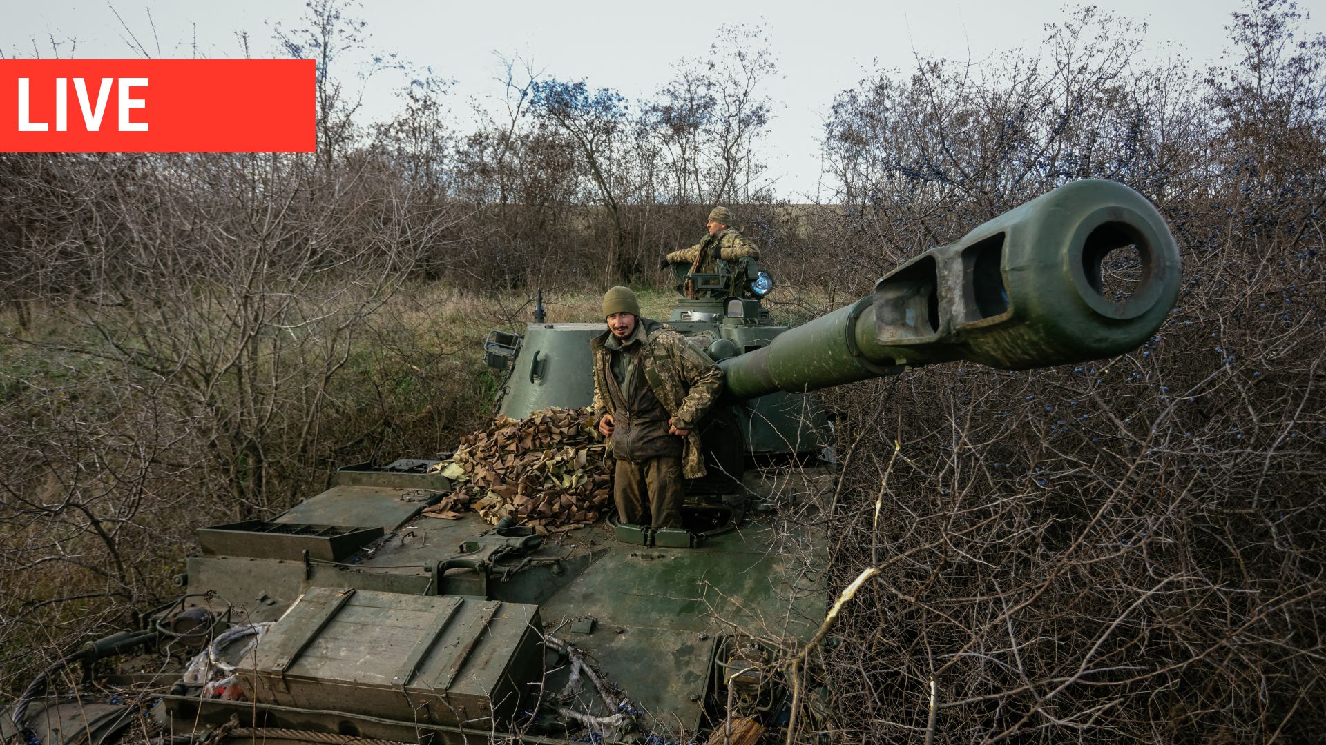 artilleur ukrainien regardant à travers le périscope d'un 2S3 Akatsiya (obusier autopropulsé) vers les positions russes dans un champ près d'une position de front non divulguée dans l'est de l'Ukraine