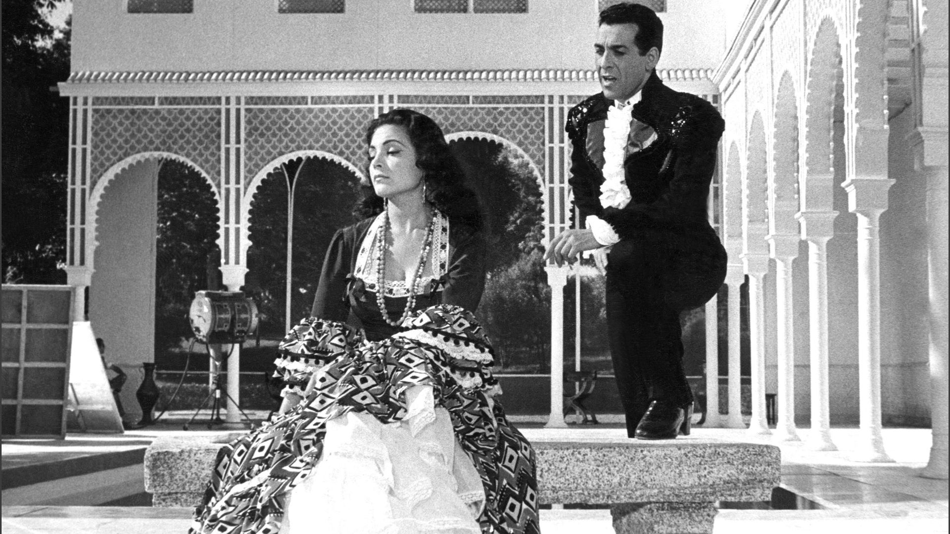 Luis Mariano chante "La belle de Cadix" à Carmen Sevilla dans le film "La belle de Cadix"
