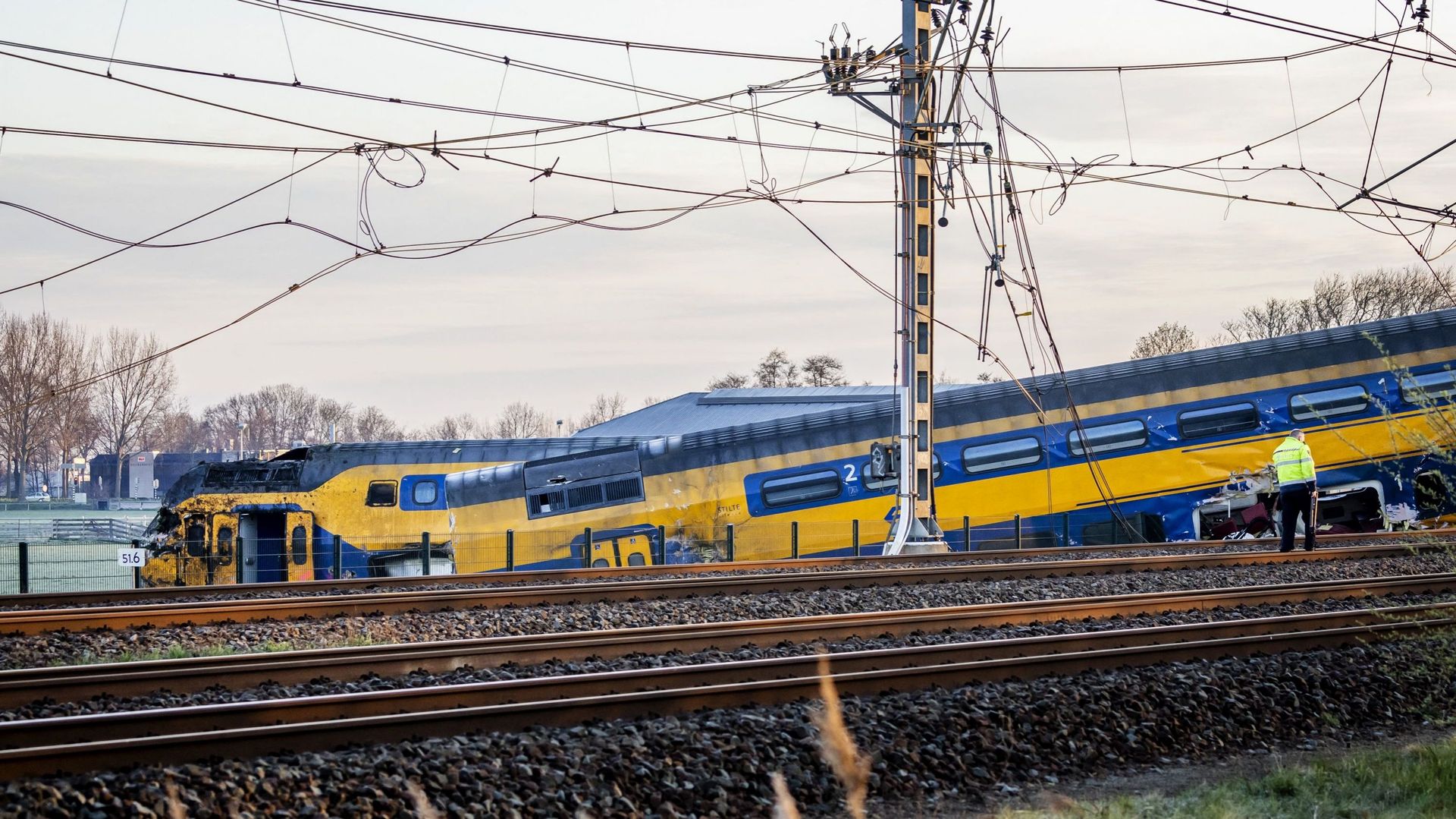 Les services d'urgence travaillent sur le site d'un train déraillé à Voorschoten ce 4 avril 2023. Le train de voyageurs est entré en collision avec des engins de chantier sur la voie. 